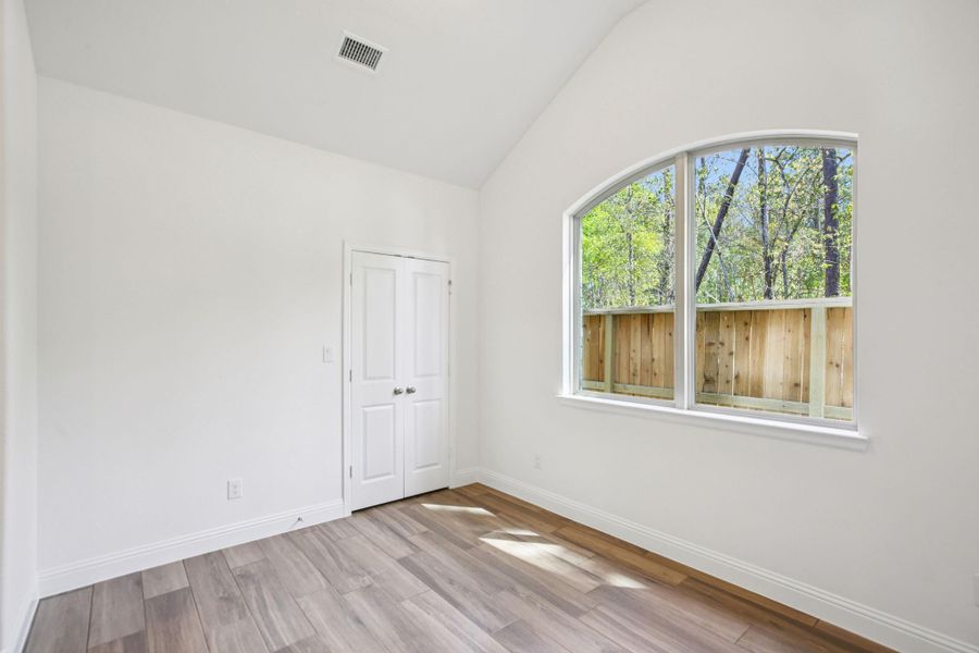 Spacious, unfurnished interior of a new home in Evergreen 40', Conroe (Image 17).