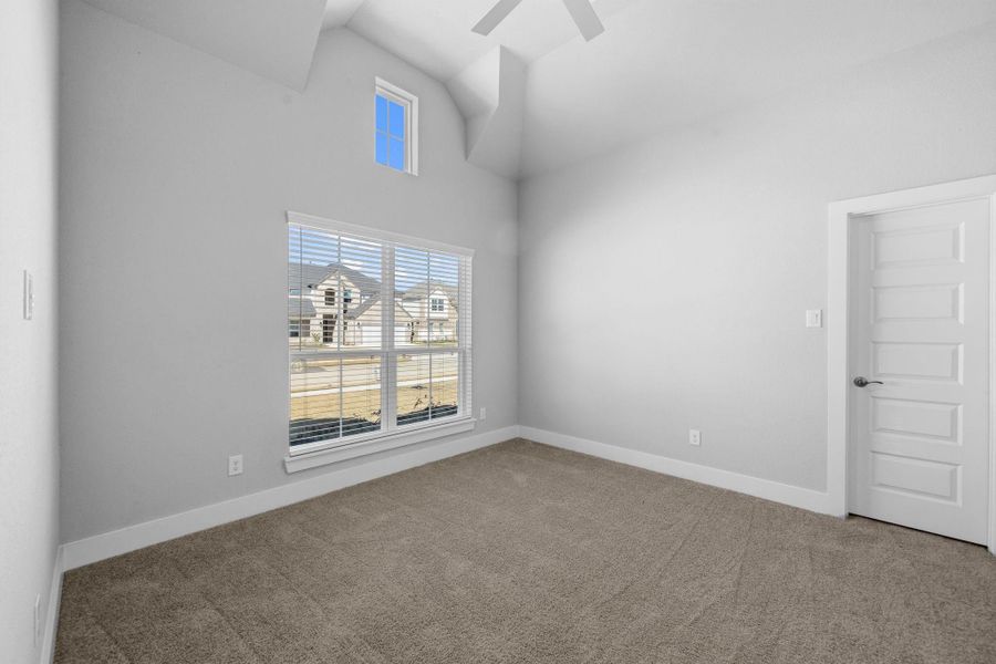 Spacious, unfurnished interior of a new home in Barton Creek Ranch, Conroe (Image 20).