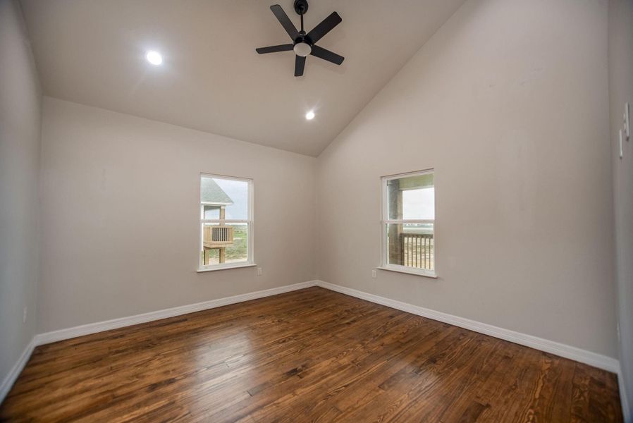 Spacious, unfurnished interior of a new home in , Port Lavaca (Image 25).