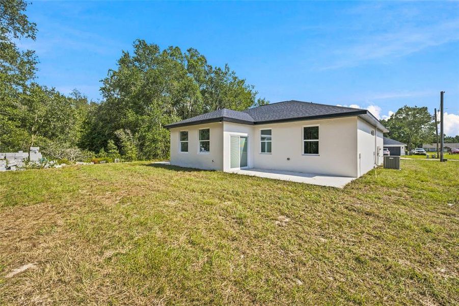 Exterior details and patio area of a home in , Dunnellon (Image 4).