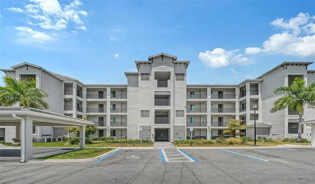 Condo located in Venice, FL showcasing its design and architecture (Image 3).