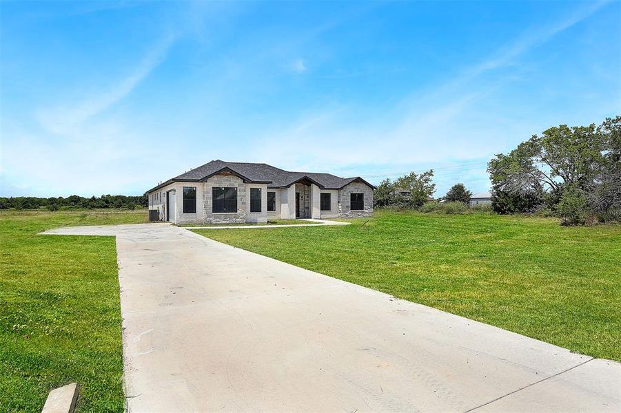 View of front facade featuring a front lawn