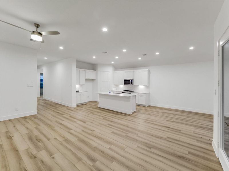 Spacious, unfurnished interior of a new home in Silverthorne, Conroe (Image 18). Spacious, unfurnished interior of a new home in Silverthorne, Conroe (Image 18).
