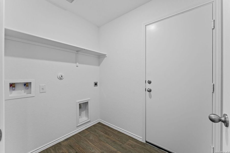 Spacious, unfurnished interior of a new home in Laurel Vistas, San Antonio (Image 20).