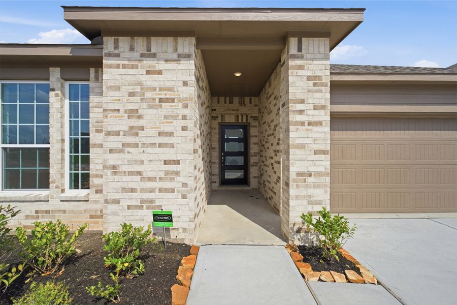 Exterior details and patio area of a home in Canterra Creek, Rosharon (Image 3).