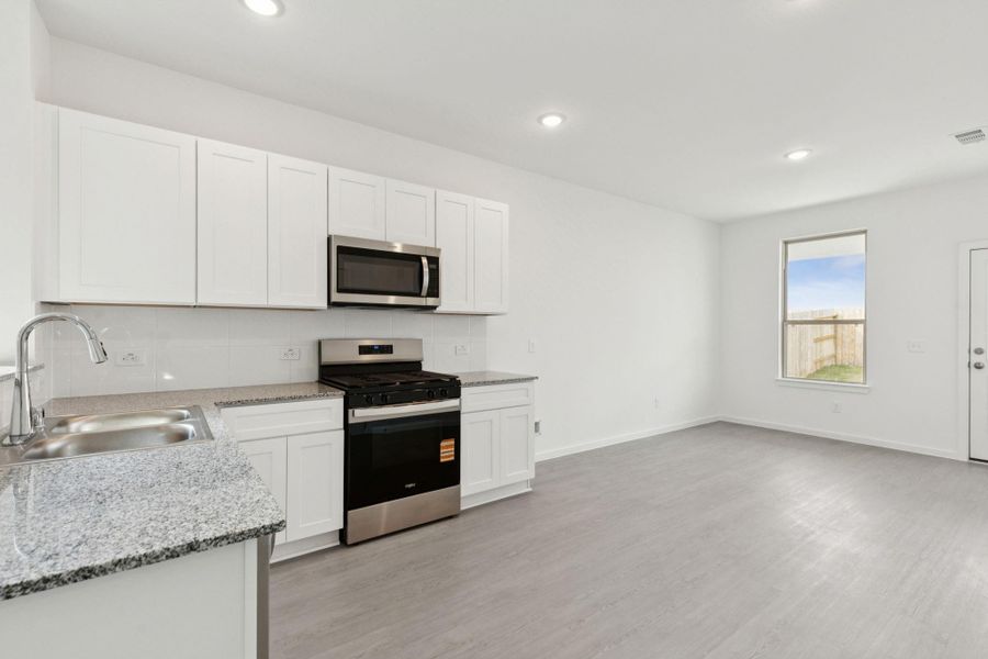 Furnished interior view inside a new home in River Ranch, Dayton (Image 11).