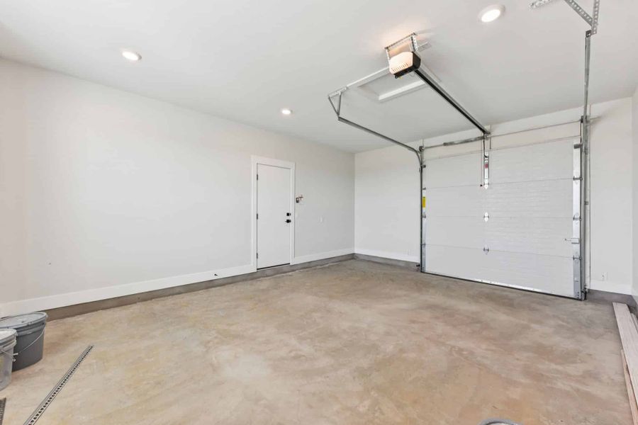 Spacious, unfurnished interior of a new home in Feathergrass, Florence (Image 79).