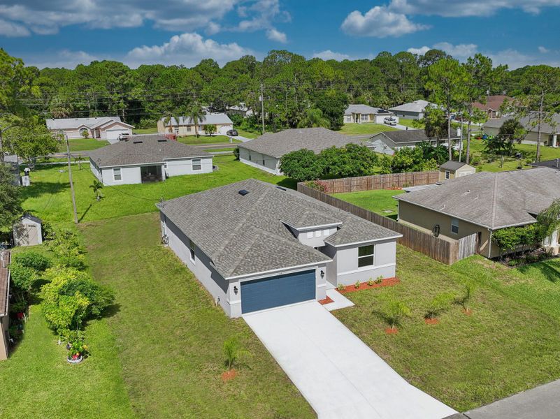 Representative exterior details of a home built from the The Emerald by INB Homes in Palm Coast, Palm Coast (Image 4).