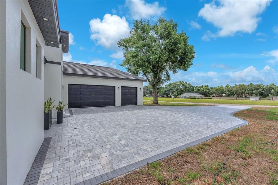 Exterior details and patio area of a home in , Thonotosassa (Image 32).