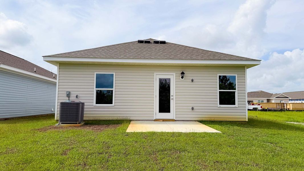 Exterior details and patio area of a home in Liberty, Panama City (Image 18).