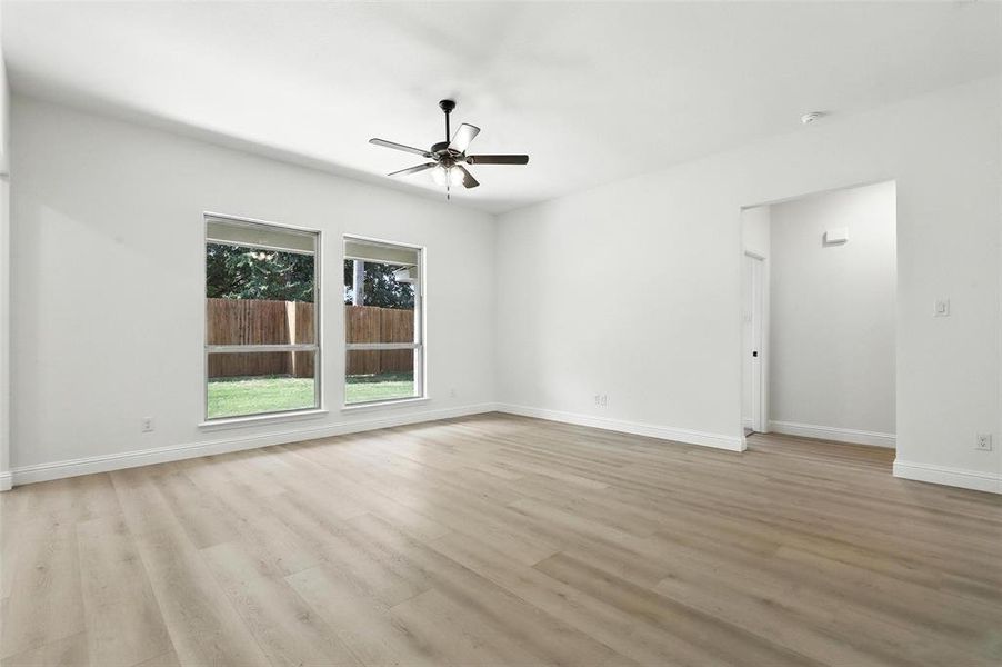 Spacious, unfurnished interior of a new home in Trail Creek, Cleburne (Image 28).