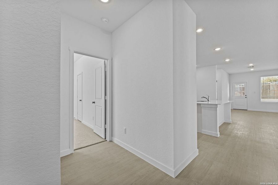 Spacious, unfurnished interior of a new home in Grace Valley, Cibolo (Image 27).