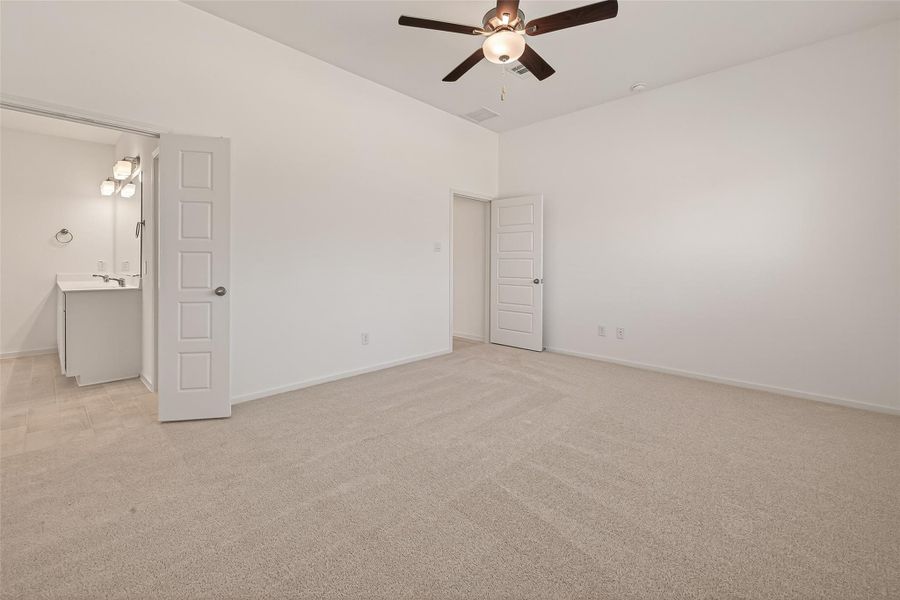 Spacious, unfurnished interior of a new home in Lago Mar, Texas City (Image 29).