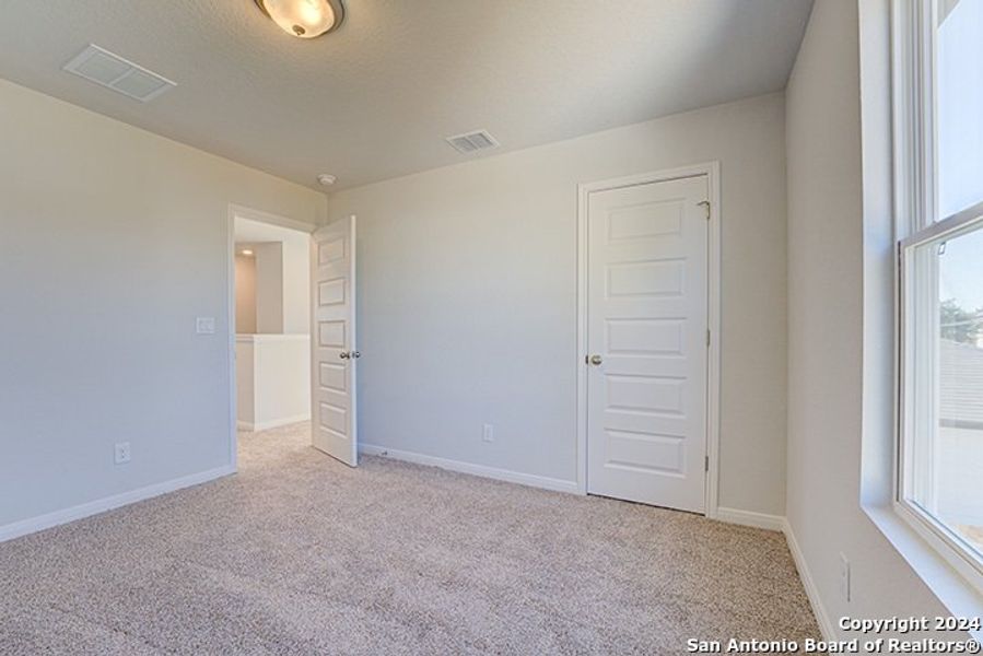 Spacious, unfurnished interior of a new home in Blue Ridge Ranch, San Antonio (Image 23).