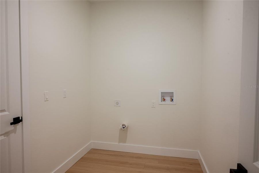 Spacious, unfurnished interior of a new home in , Port Charlotte (Image 16).