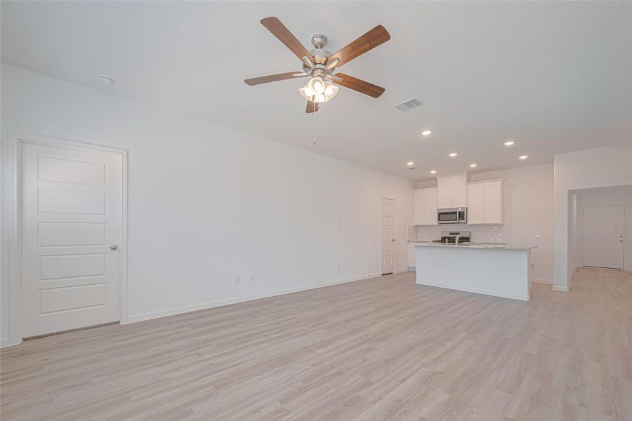 Spacious, unfurnished interior of a new home in Sunterra, Katy (Image 20).