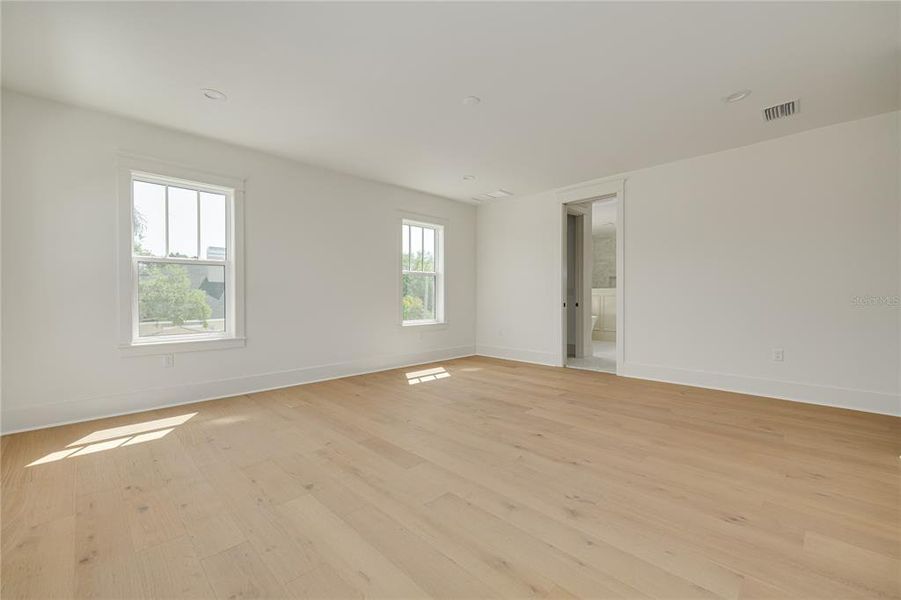 Spacious, unfurnished interior of a new home in , St. Petersburg (Image 30).