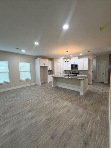 Spacious, unfurnished interior of a new home in , Conroe (Image 21).