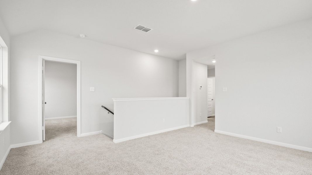 Spacious, unfurnished interior of a new home in Hunters Ranch, San Antonio (Image 17).