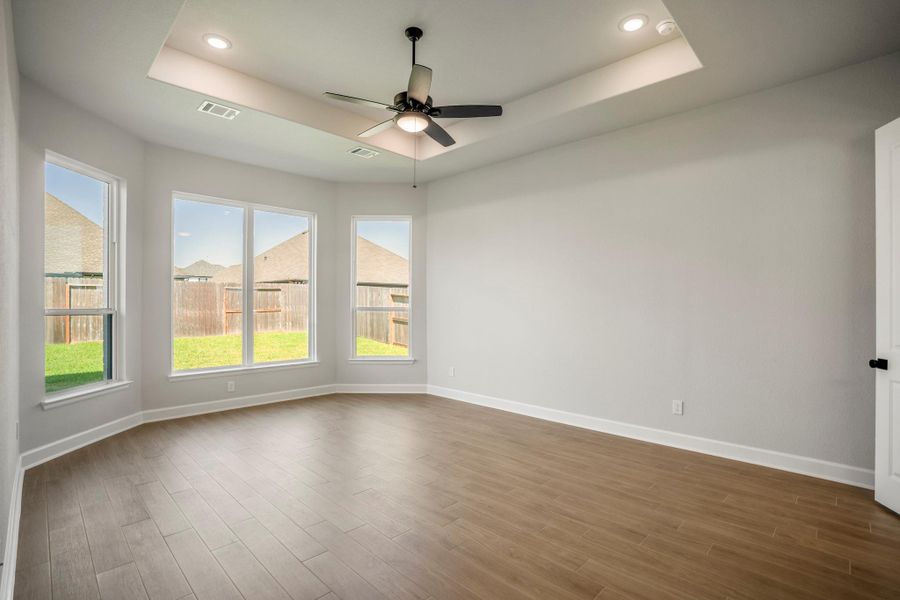 Spacious, unfurnished interior of a new home in Sienna 70′ Lots, Missouri City (Image 33).