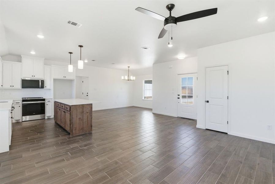 Spacious, unfurnished interior of a new home in , Lipan (Image 10).