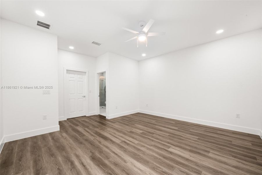 Spacious, unfurnished interior of a new home in , Sebring (Image 19).