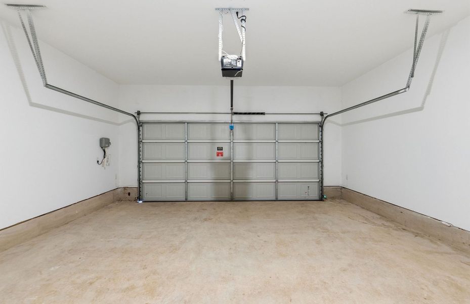 Spacious, unfurnished interior of a new home in Wolf Ranch, Georgetown (Image 49).