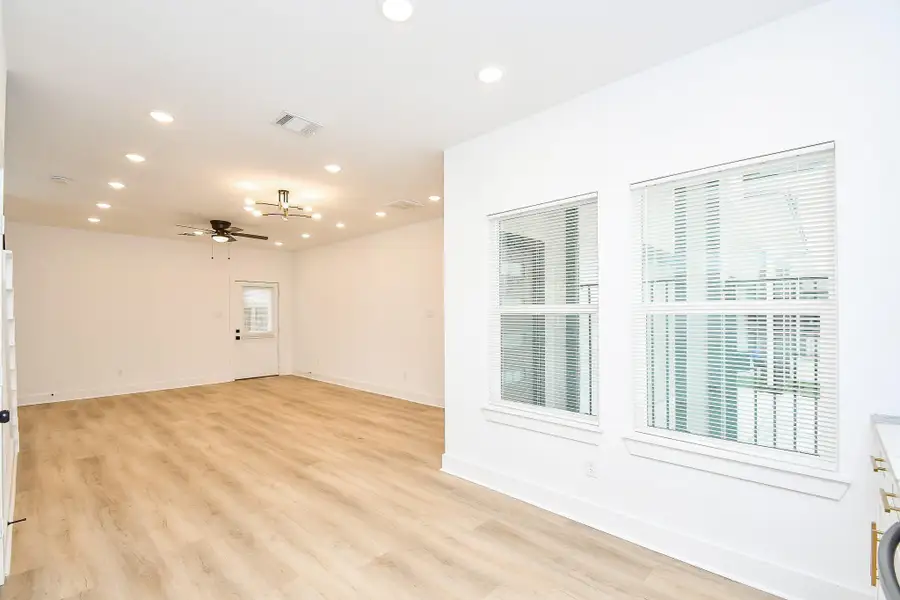 Spacious, unfurnished interior of a new home in , Houston (Image 14).