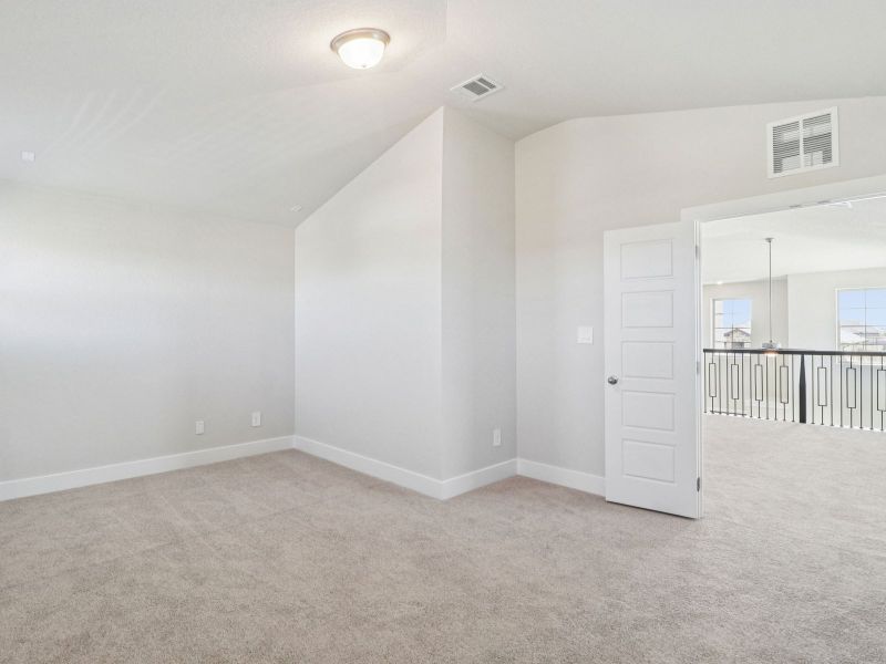 Spacious, unfurnished interior of a new home in Royal Crest, San Antonio (Image 26).