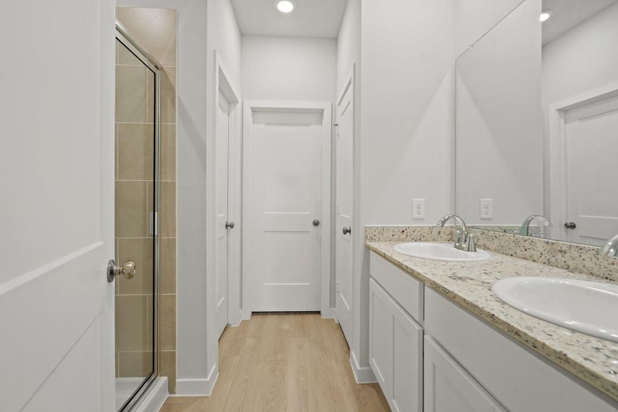 Furnished interior view inside a new home in Sherwood Glen, Conroe (Image 5).