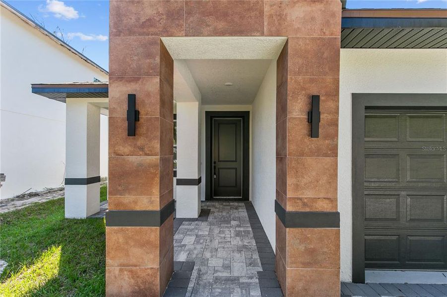 Exterior details and patio area of a home in , Orlando (Image 3).