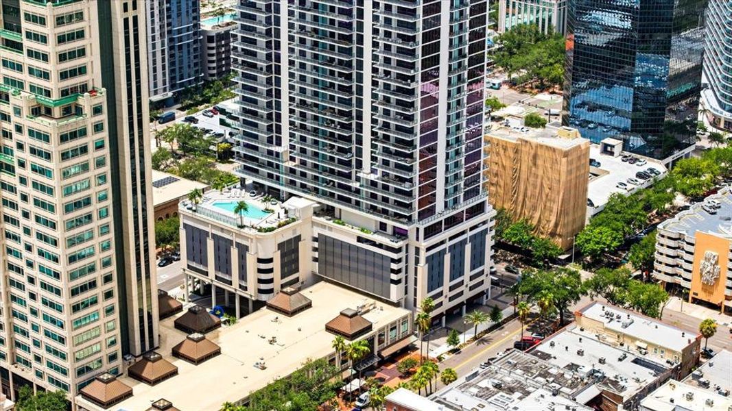 Condo located in St. Petersburg, FL showcasing its design and architecture (Image 31).