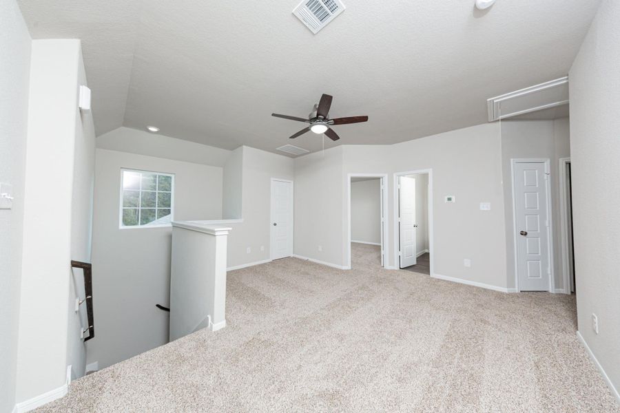 Spacious, unfurnished interior of a new home in Mackenzie Creek, Conroe (Image 7).