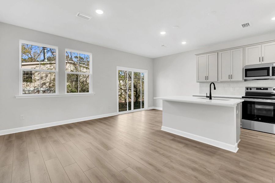 Spacious, unfurnished interior of a new home in Windward Village, Summerville (Image 7).