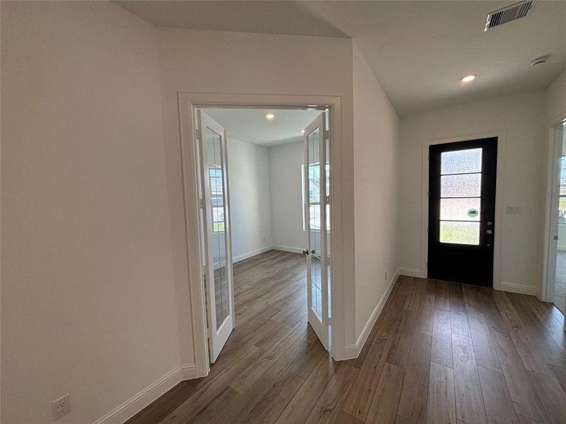 **Photos are an illustration of the plan. The actual homesite is not depicted.** **Photos are an illustration of the plan. The actual homesite is not depicted.**