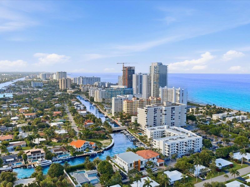 Condo located in Pompano Beach, FL showcasing its design and architecture (Image 5).
