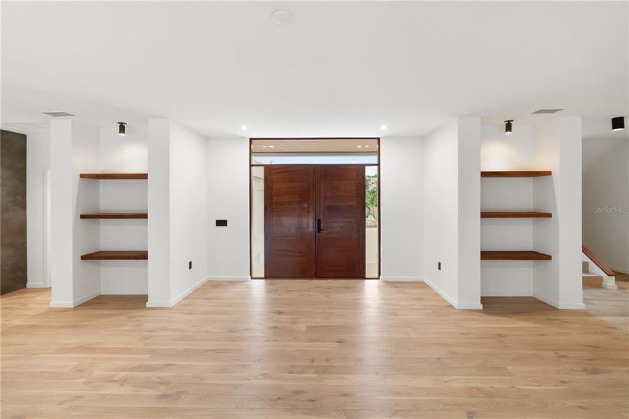 Spacious, unfurnished interior of a new home in , Sarasota (Image 18).