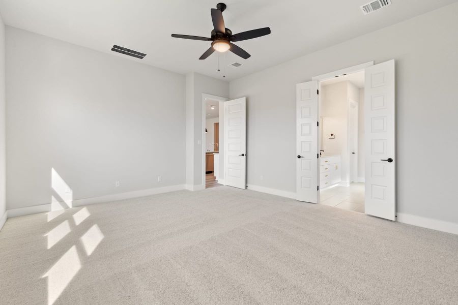 Spacious, unfurnished interior of a new home in Lariat, Liberty Hill (Image 39).