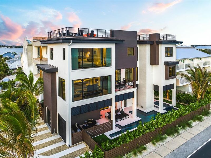 Condo located in Bradenton Beach, FL showcasing its design and architecture (Image 7).