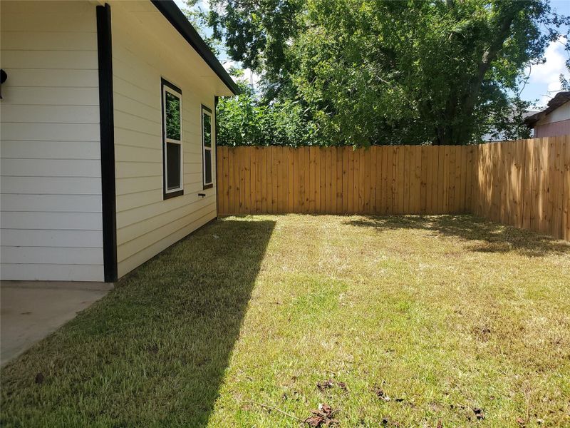 Exterior details and patio area of a home in , Texas City (Image 3).
