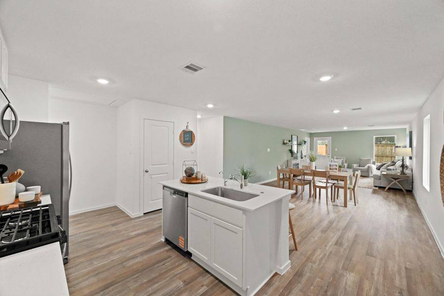 Furnished interior view inside a new home in Silverthorne, Conroe (Image 8).