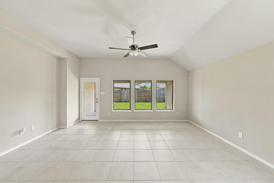 Spacious, unfurnished interior of a new home in Escondido, Magnolia (Image 19).
