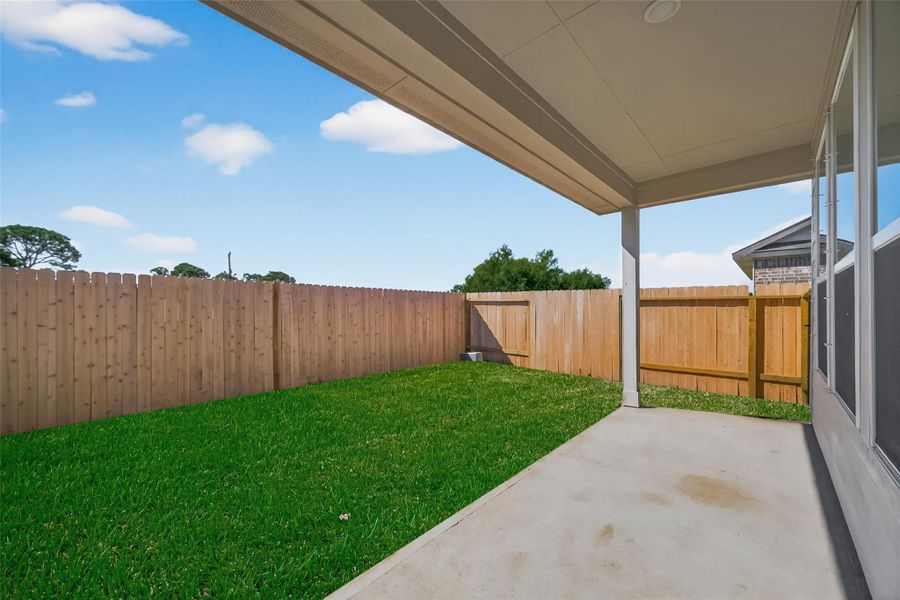 Exterior details and patio area of a home in Rollingbrook Estates, Baytown (Image 26).