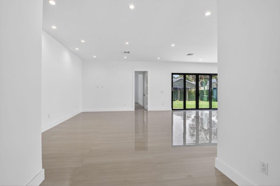 Spacious, unfurnished interior of a new home in , Palm Springs (Image 39).