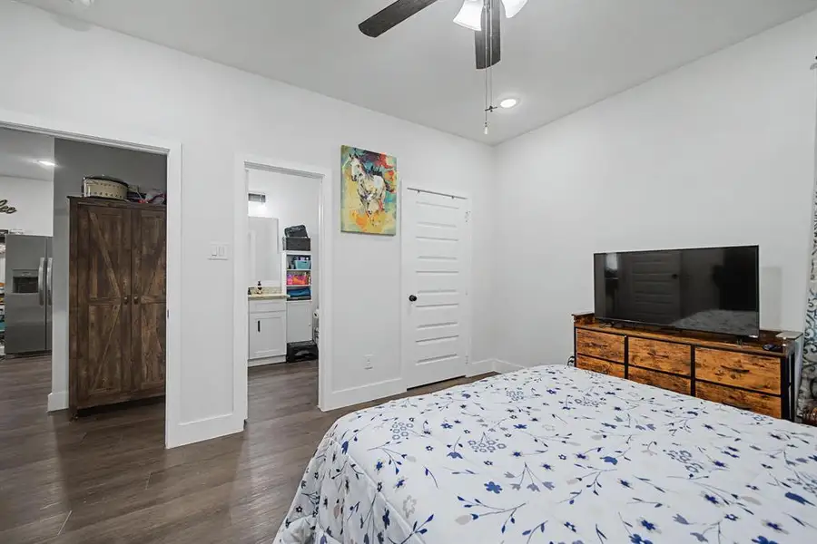 Furnished interior view inside a new home in , Malakoff (Image 14).