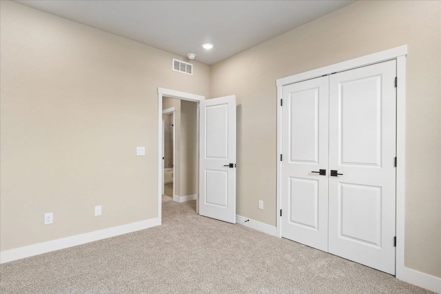 Spacious, unfurnished interior of a new home in Aspen Meadows-4, Colorado Springs (Image 25).
