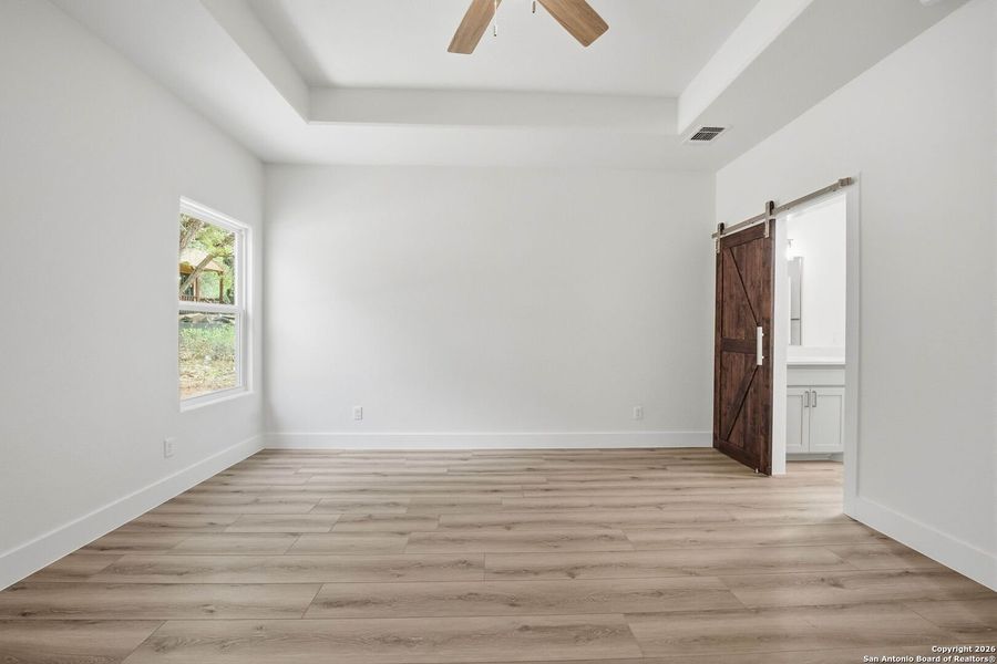 Spacious, unfurnished interior of a new home in , Canyon Lake (Image 20).