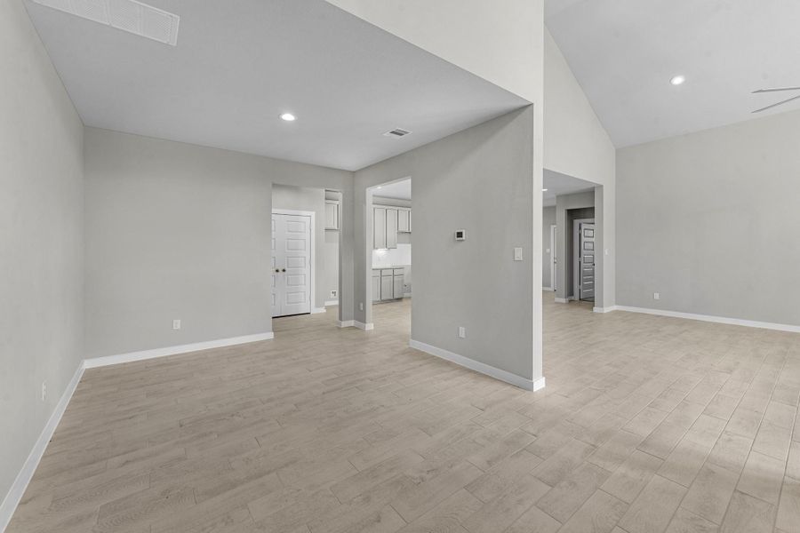 Spacious, unfurnished interior of a new home in Briarwood Crossing, Rosenberg (Image 23).