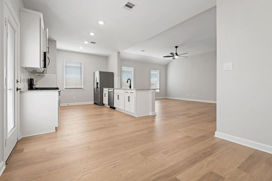 Spacious, unfurnished interior of a new home in Cypress Trails at Bauer Landing, Hockley (Image 8).