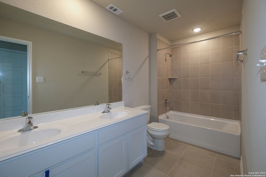 Furnished interior view inside a new home in Hunters Ranch, San Antonio (Image 5).